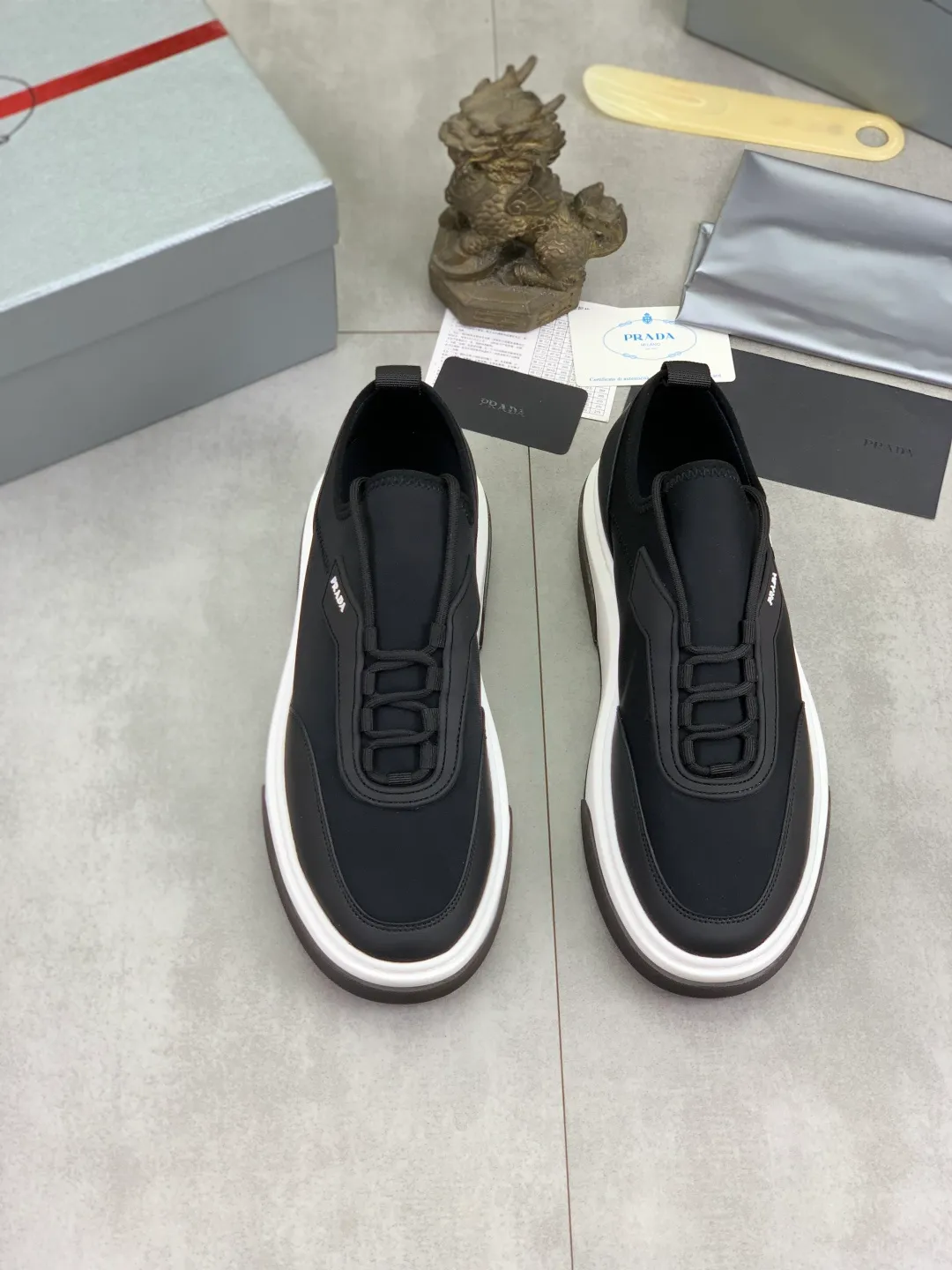 Men's shoes 💰P560💰[New style] popular models are on the official website, 🆘 Trendy brand (Prada) mainly promotes popular models, avant-garde and versatile fashion men's shoes private version mold opening, cowhide surface splicing 1:1.. Fashionable and simple, original imported cowhide lining cowhide feet; the atmosphere and personality are more fashionable, eye-catching and pursuing class. It will subvert the old idea and be a must-have for fashionistas with you! Must keep it for yourself! Tall and comfortable, large and low, high-end quality workmanship. Size: 38-44 3️⃣colors available.